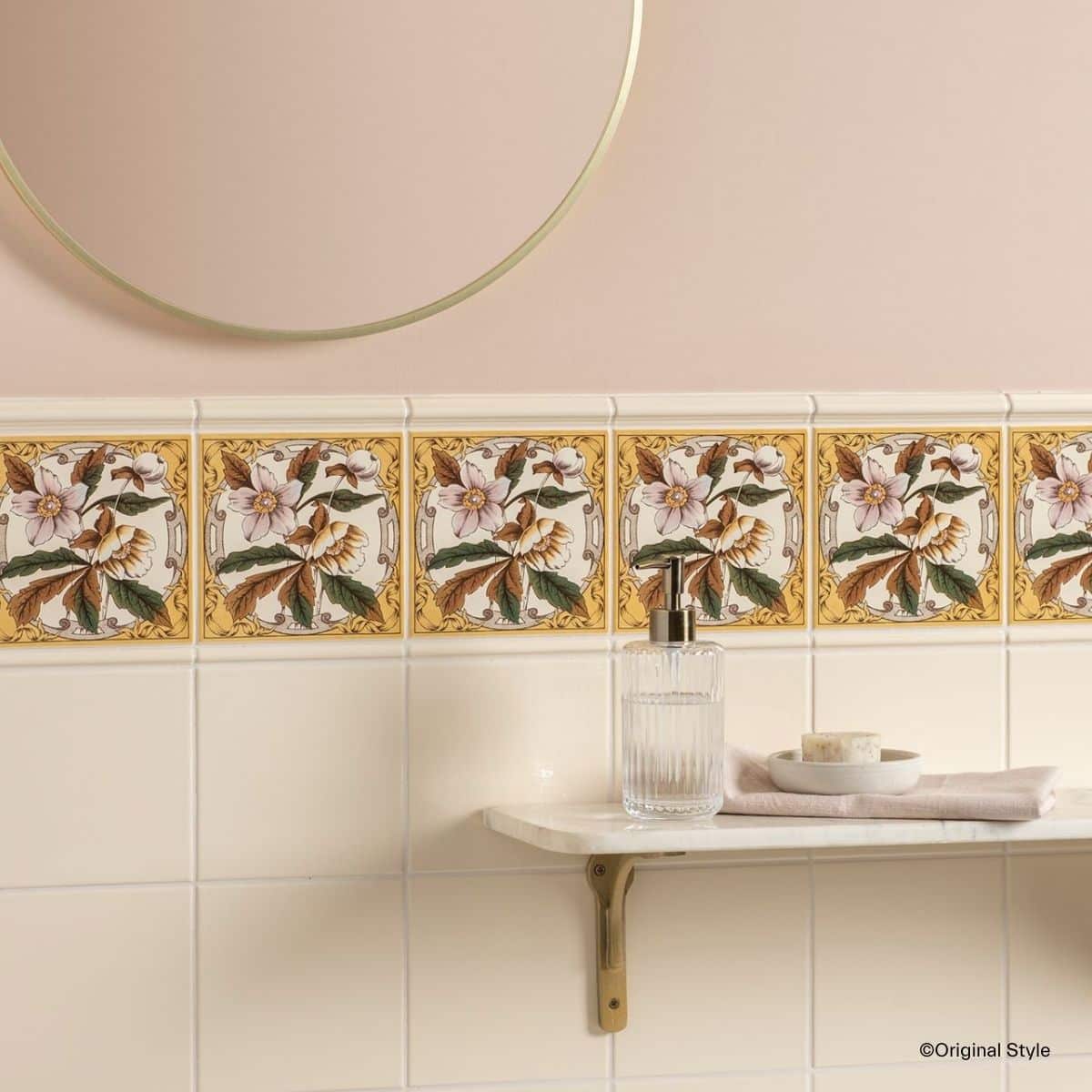 Vintage-Fliesenbordüre in einem Bad mit Original Style Windflower County White Fliesen