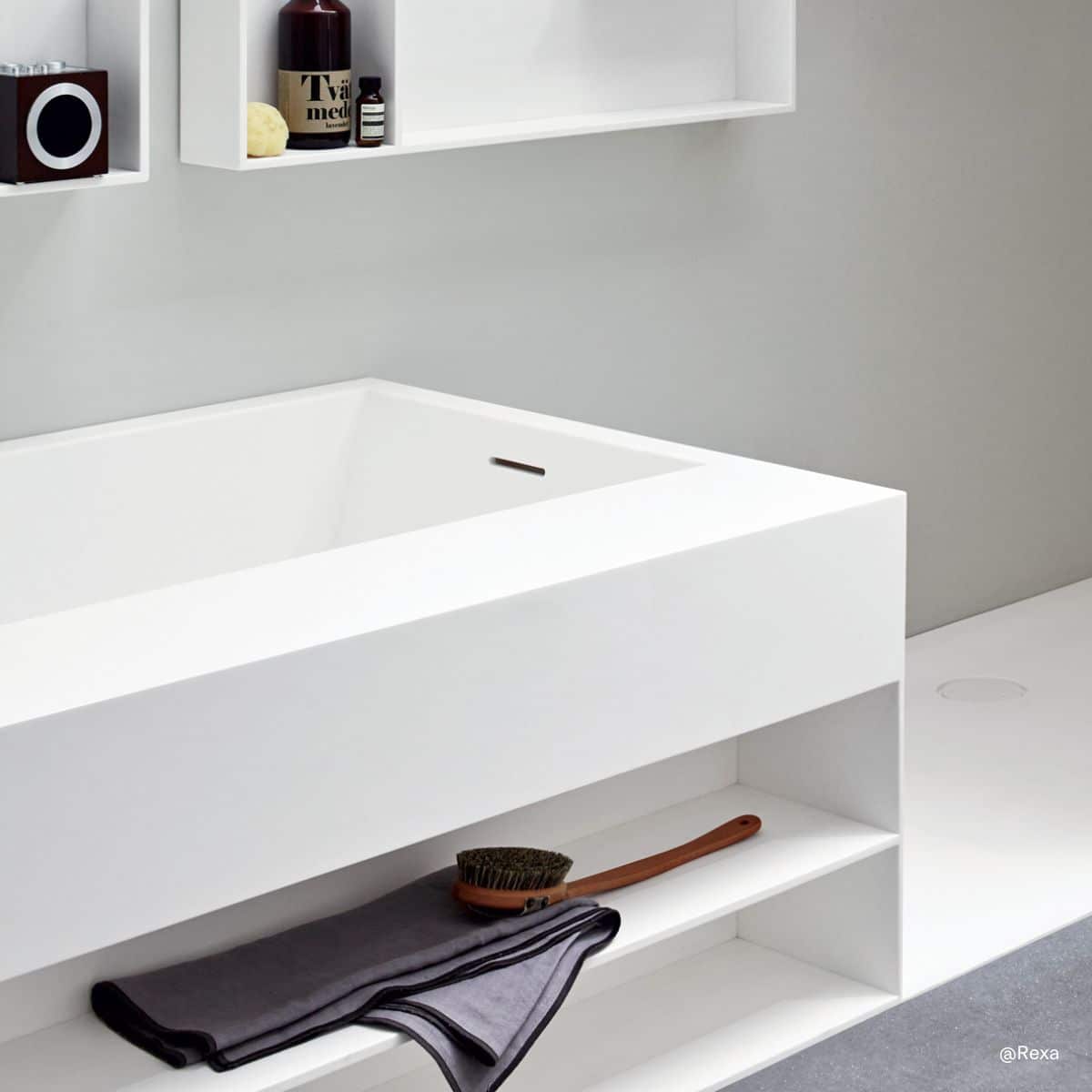 Rexa Day Badewanne in Weiß mit integrierten Fächern in der Längsseite für Handtücher und andere Badutensilien