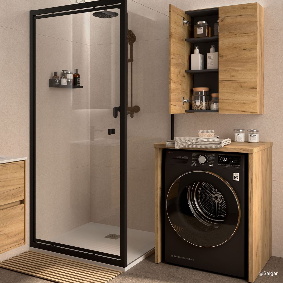 Neben einer Dusche steht eine schwarze Waschmaschine mit Überbau und Oberschrank in heller Holzoptik (Möbel aus der Kollektion Cubre von Salgar)