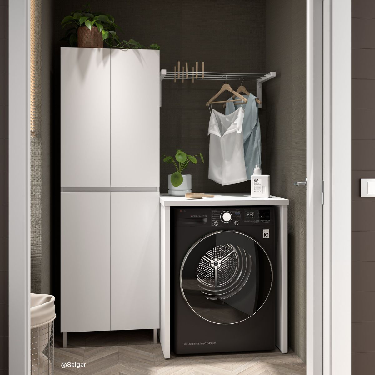 Hochschrank und daneben Überbau für eine Waschmaschine im Bad, gestaltet mit weißen Fronten, aus der Kollektion Cubre von Salgar