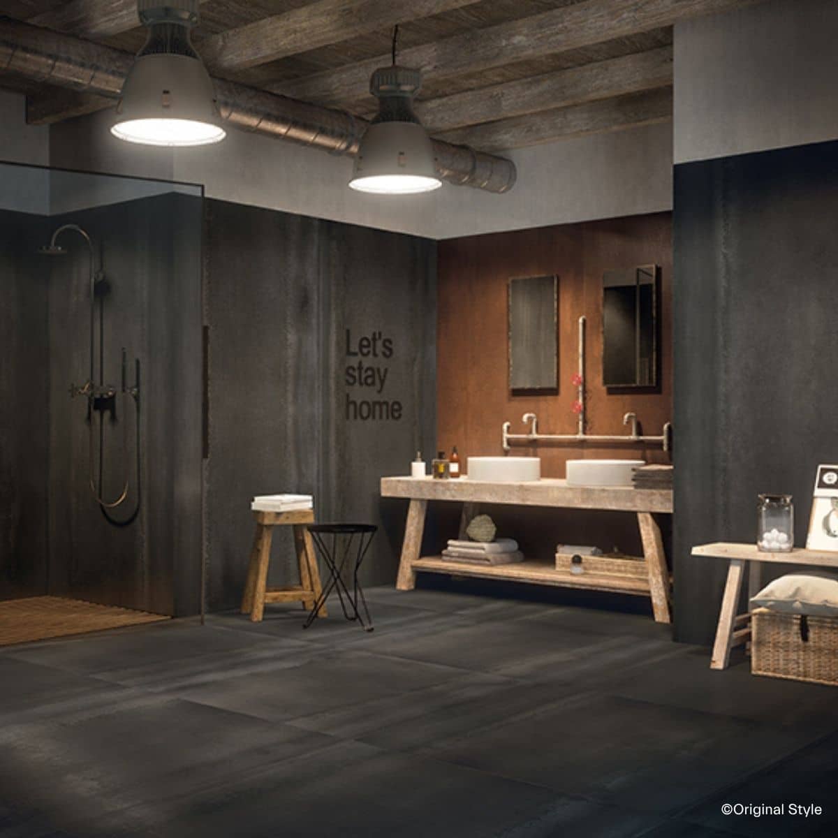 fondovalle-acidic-bad-industrial-style Bad im Industrial Style im Loft-Stil mit dunklen Metalloptik-Fliesen von Fondovalle an Boden und Wand und rustikalem Waschtisch