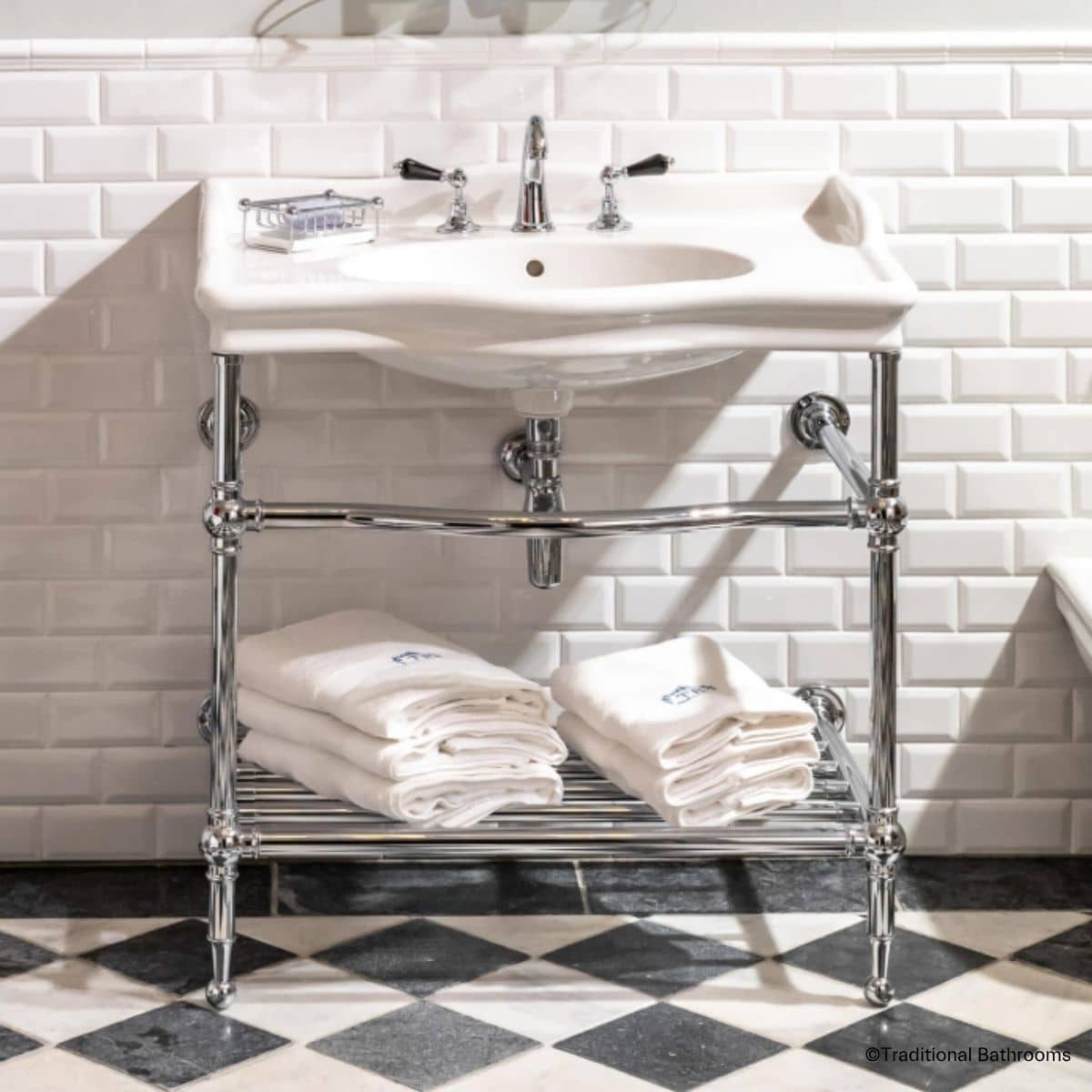 traditional-bathrooms-belle-epoque Altbau Badezimmer mit passendem Retro-Waschtisch