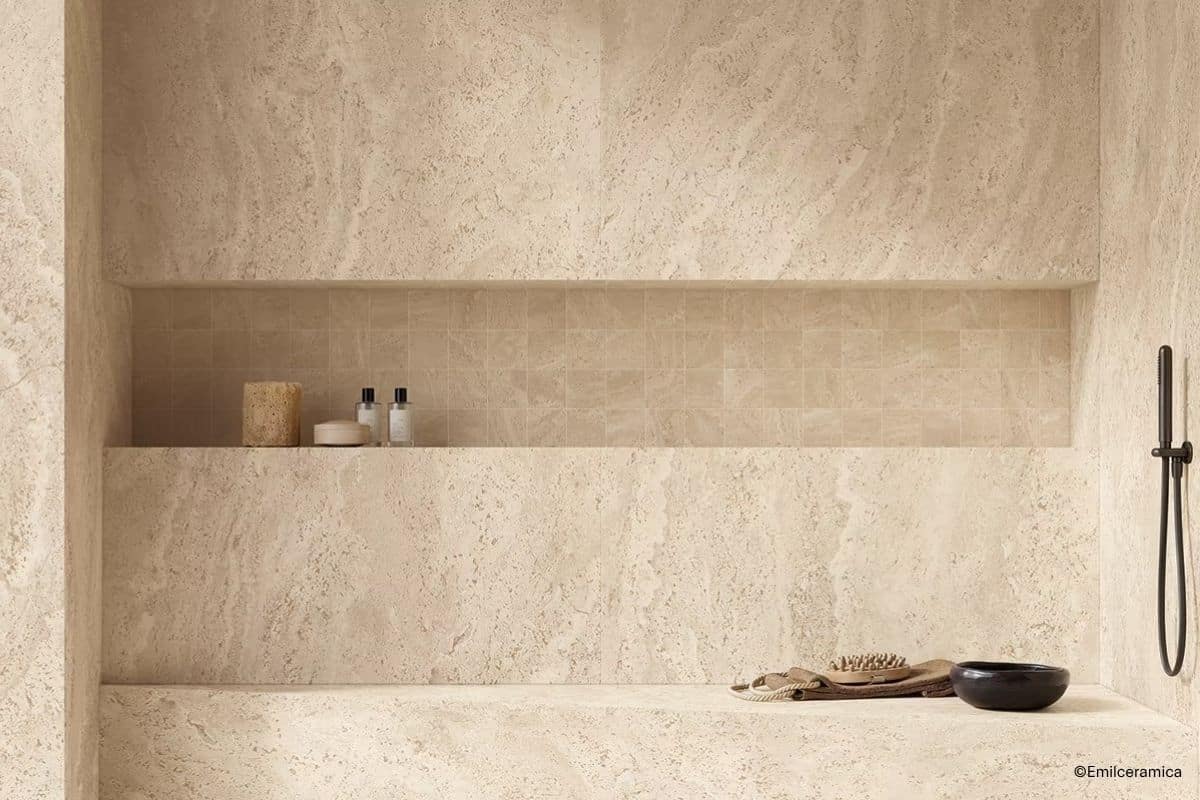 Inspirationsbild aus der Kollektion Dual Travertine von Emilceramica: Ton-in-Ton-Gestaltung in Beige im Duschbereich mithilfe einer Kombination von gro&szlig;formatigen Wandfliesen sowie kleinformatigen, quadratischen Akzentfliesen