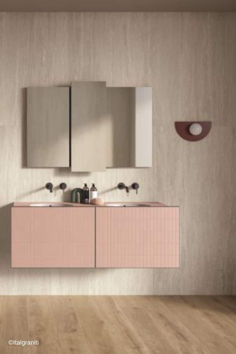 Inspirationsbild der Kollektion Dorset in Beige von Italgraniti: Badezimmer mit Holzoptik-Boden und beiger Wand sowie Waschtisch in Rosa