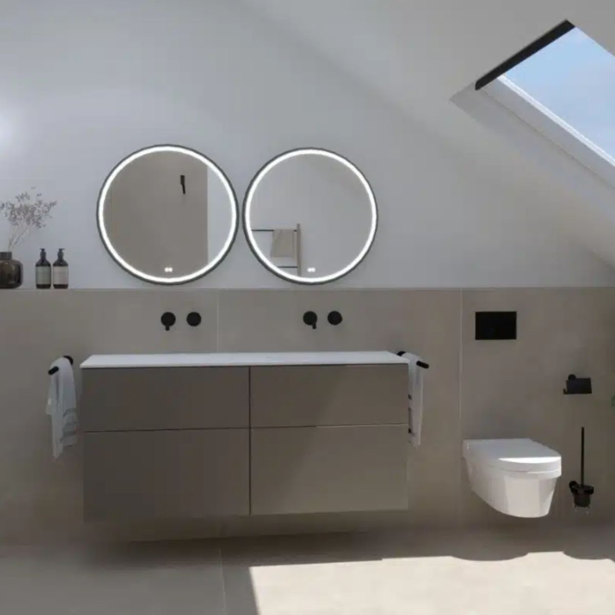 Visualisierung aus dem Kr&uuml;ger Hannover Badstudio: Fliesen Idee halbhoch gefliestes Bad mit beigen Fliesen