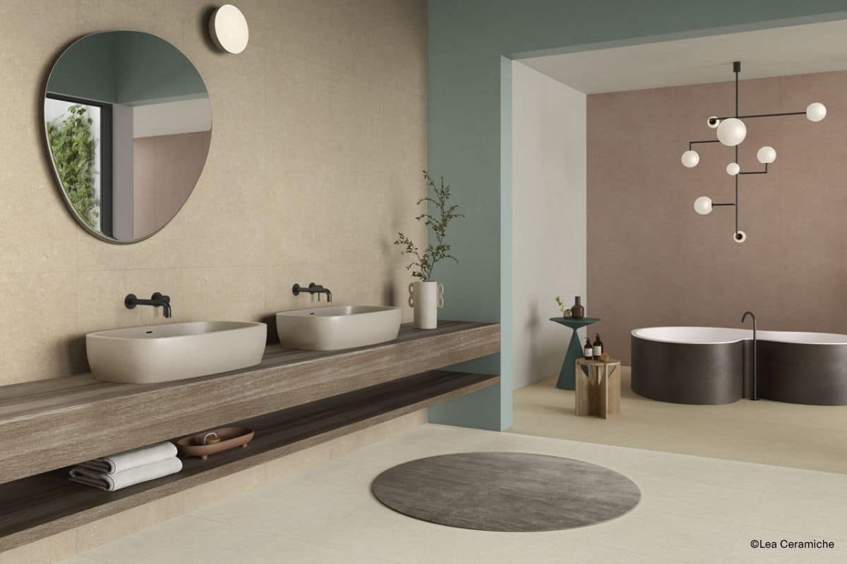 Badezimmer in Beige mit t&uuml;rkisen und rosa W&auml;nden, gestaltet von Lea Ceramiche mit Fliesen der Serie Intense