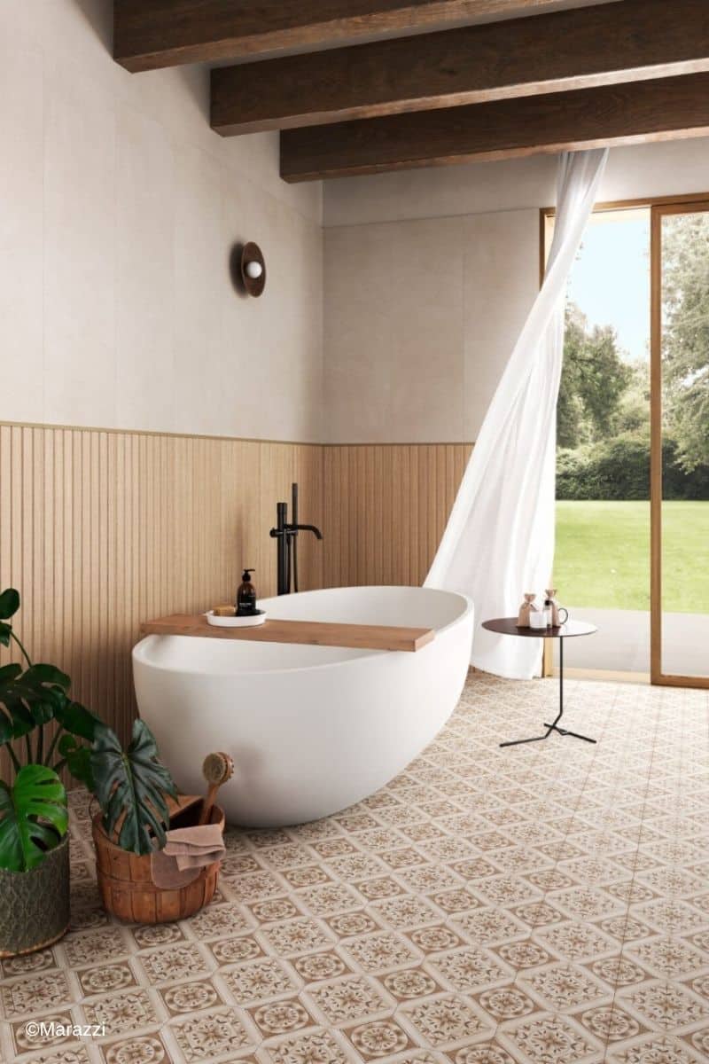 Beiges Bad mit Marazzi-Boiserie-Fliesen und Boden mit Vintage-Muster