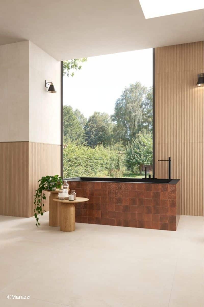 Beiges Badezimmer, gestaltet mit Fliesen der Serie Boiserie von Marazzi