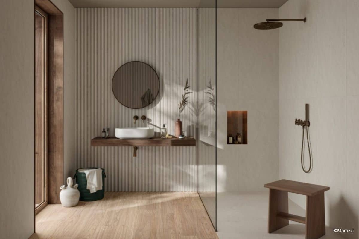 Inspirationsbild aus der Fliesen-Kollektion Crea von Marazzi: ein Badezimmer mit Holzoptik-Boden, gestreifter Akzentwand und schlichten Fliesen in der Walk-In-Dusche