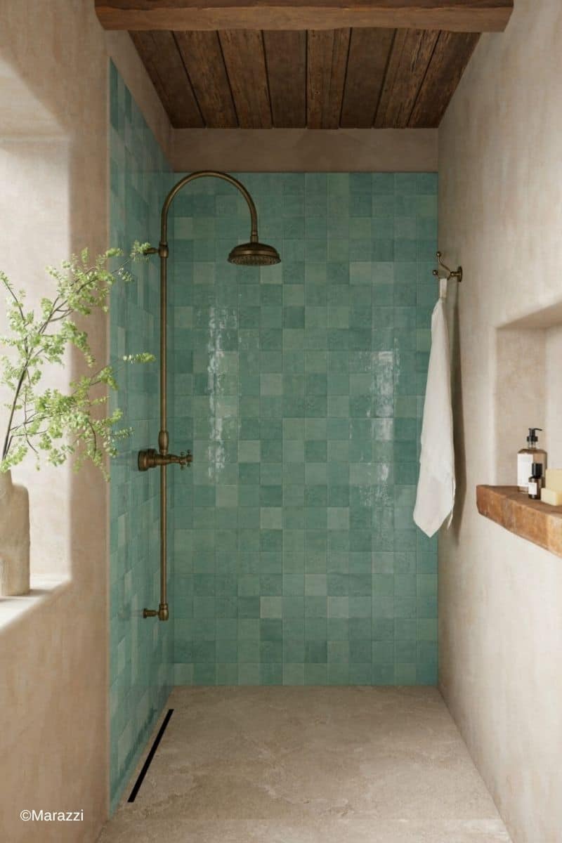 beiges Bad mit offener Dusche mit Wandfliesen in T&uuml;rkis aus der Serie Lume von Marazzi