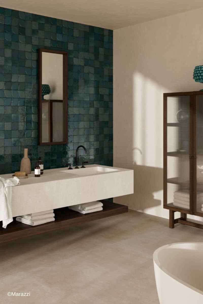 beiges Bad mit Akzentwand mit blau-t&uuml;rkisen Fliesen der Serie Lume von Marazzi