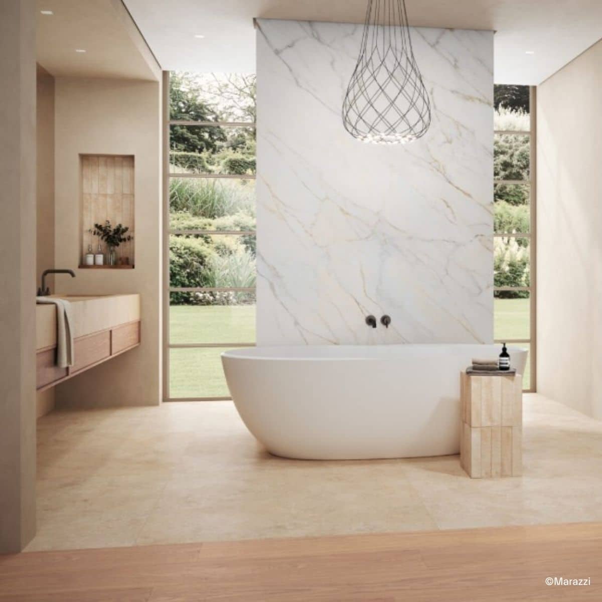 luxuri&ouml;s-elegantes Badezimmer in Beige, gestaltet mit Marmoroptik-Fliesen der Kollektion Mystone Tivoli Calcare von Marazzi