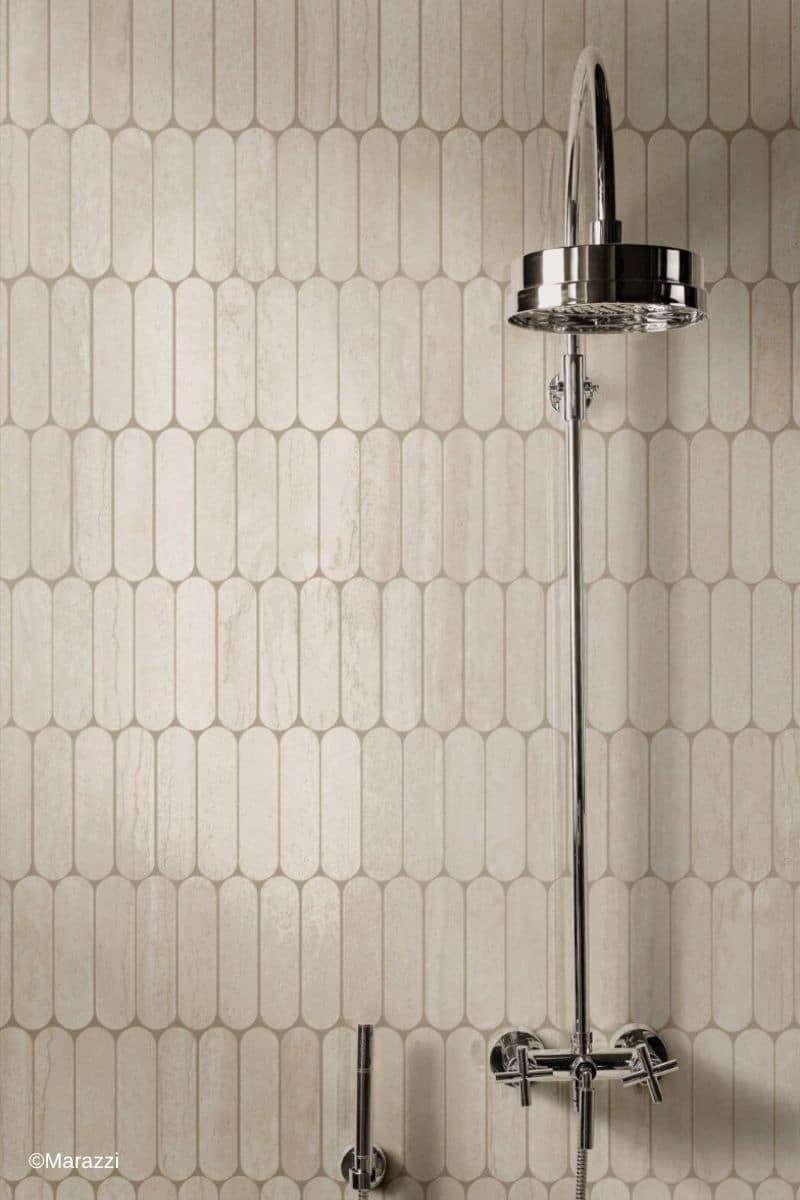 Dusche gestaltet mit Marazzi Mystone Travertino Navona Fliesen in Beige sowie einer chromfarbenen Armatur