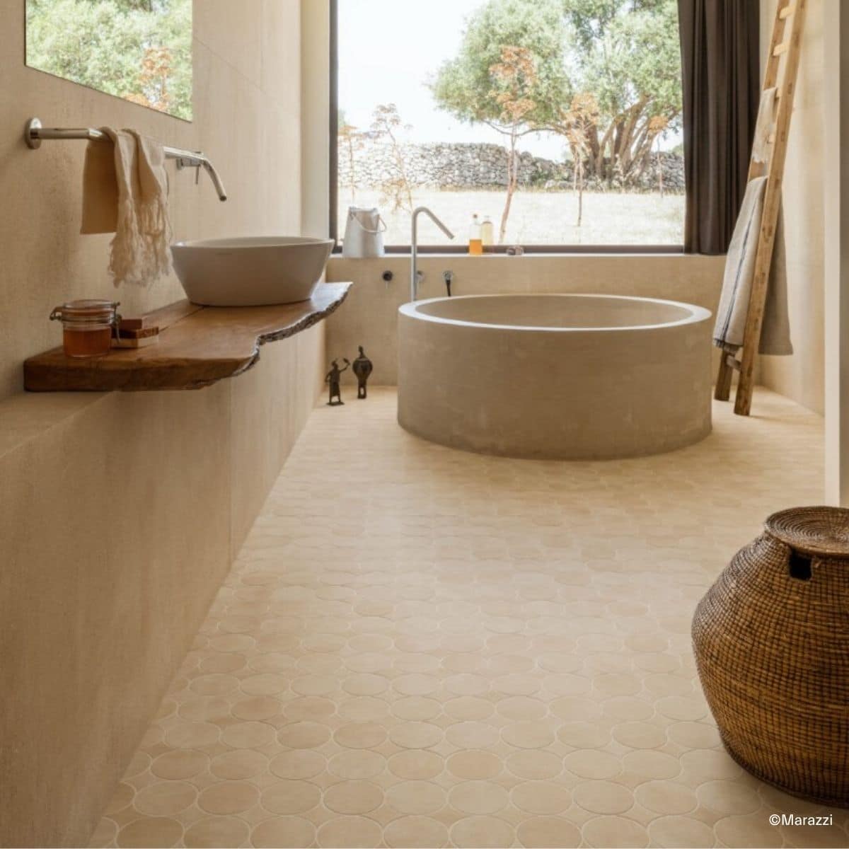 mediterranes Bad in warmen Beige-T&ouml;nen, gestaltet mit Fliesen der Serie Slow von Marazzi