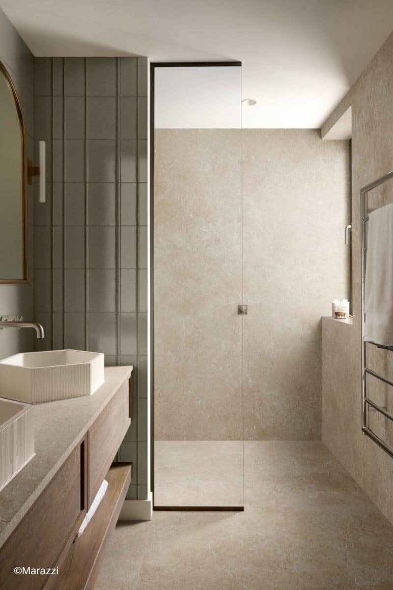 schmales Badezimmer gestaltet mit Fliesen der Serie Terramater von Marazzi