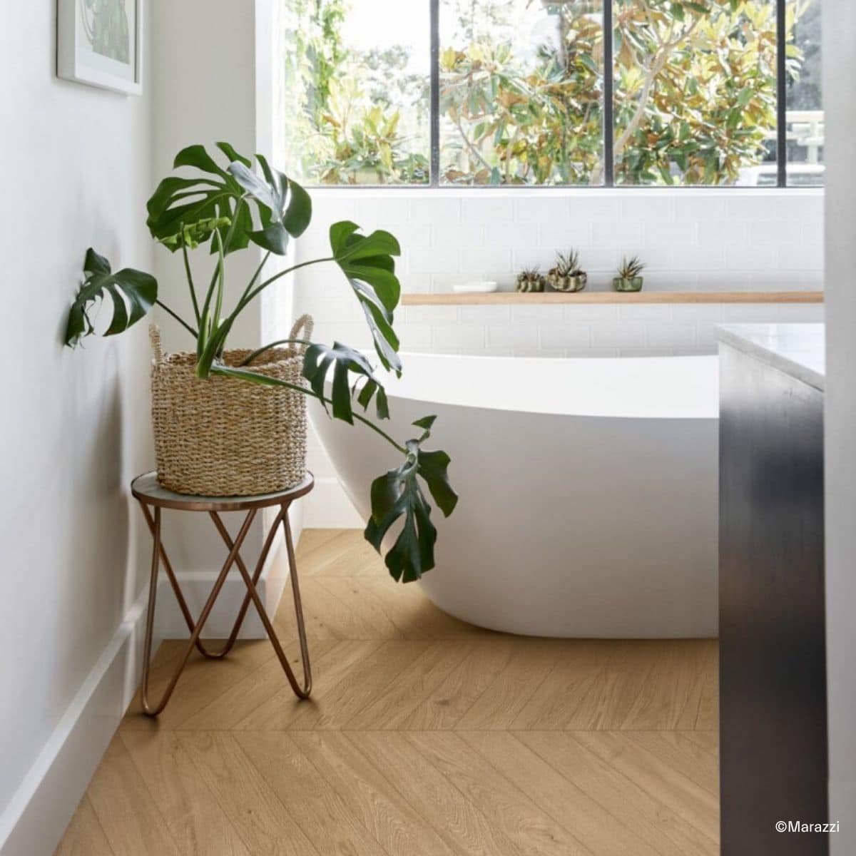 skandinavisch angehauchtes Badezimmer mit beigem Boden, gestaltet mit Holzoptik-Fliesen Vero von Marazzi