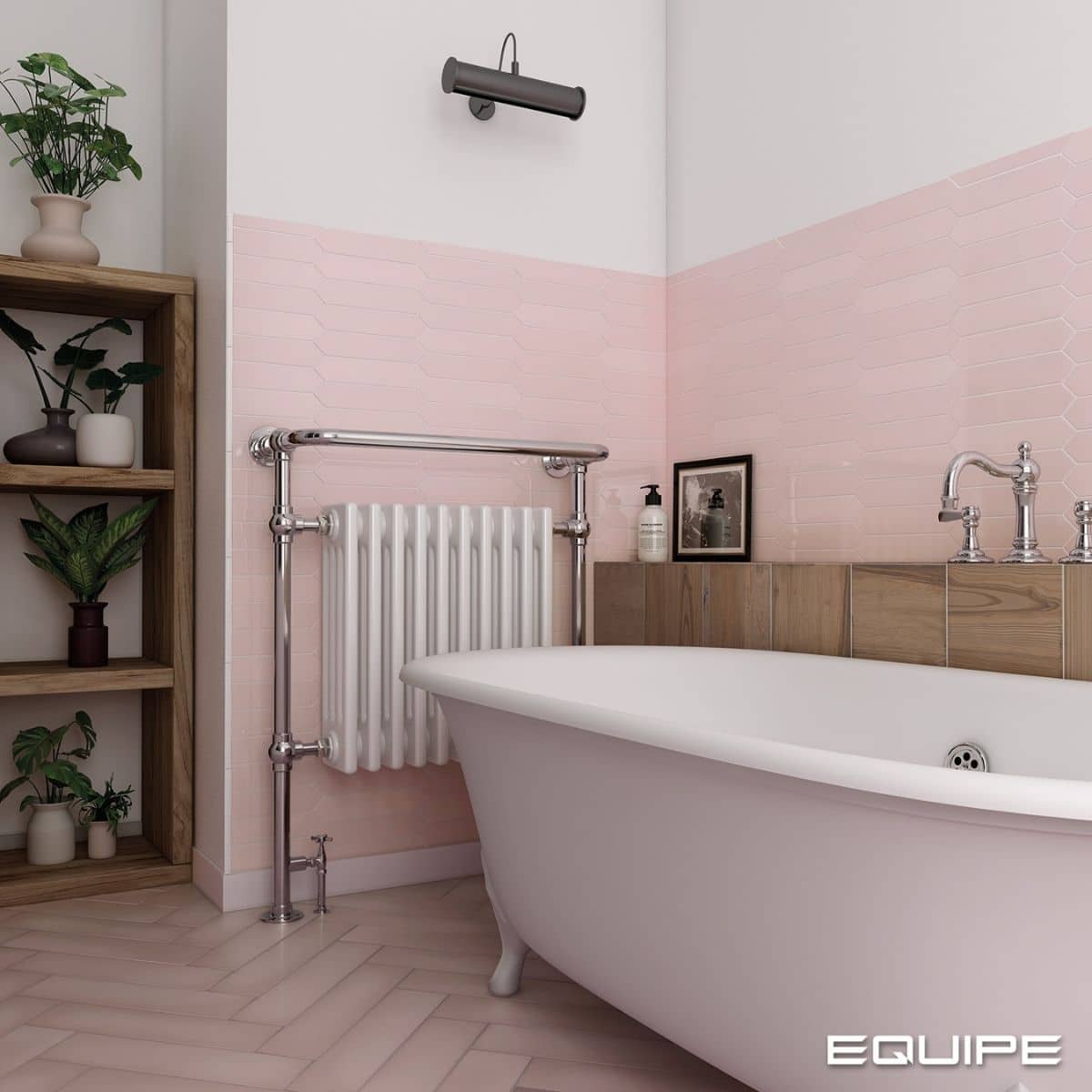 Badezimmer mit Badewanne, hinter der die W&auml;nde halbhoch mit Equipe Arrow Blush Pink Fliesen gefliest sind