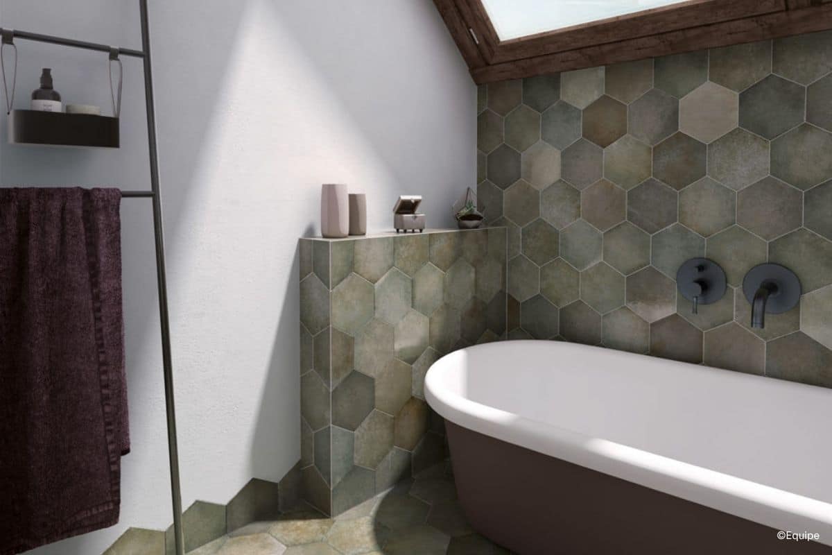 Badezimmer gefliest mit den gr&uuml;nen Hexagon-Fliesen der Serie Heritage Jungle von Equipe, wobei die lange Wand hinter der Badewanne bis zur Decke gefliest ist, die kurze Wand hinter der Wanne halbhoch und die daneben gar nicht gefliest ist