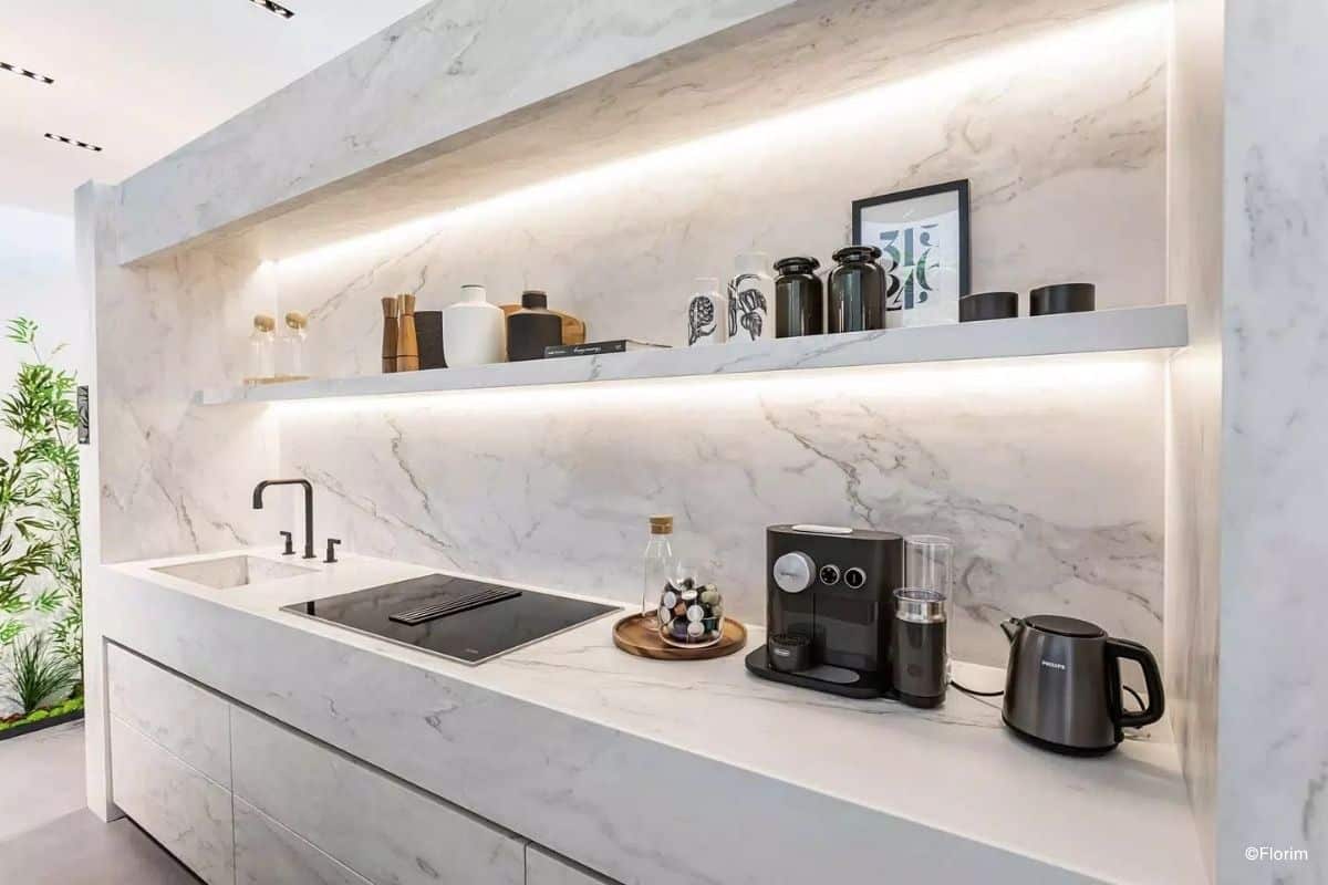 K&uuml;chenzeile mit Arbeitsplatte, Fronten, R&uuml;ckwand und Regale aus den Florim Marmoroptik-Fliesen Marble Calacatta