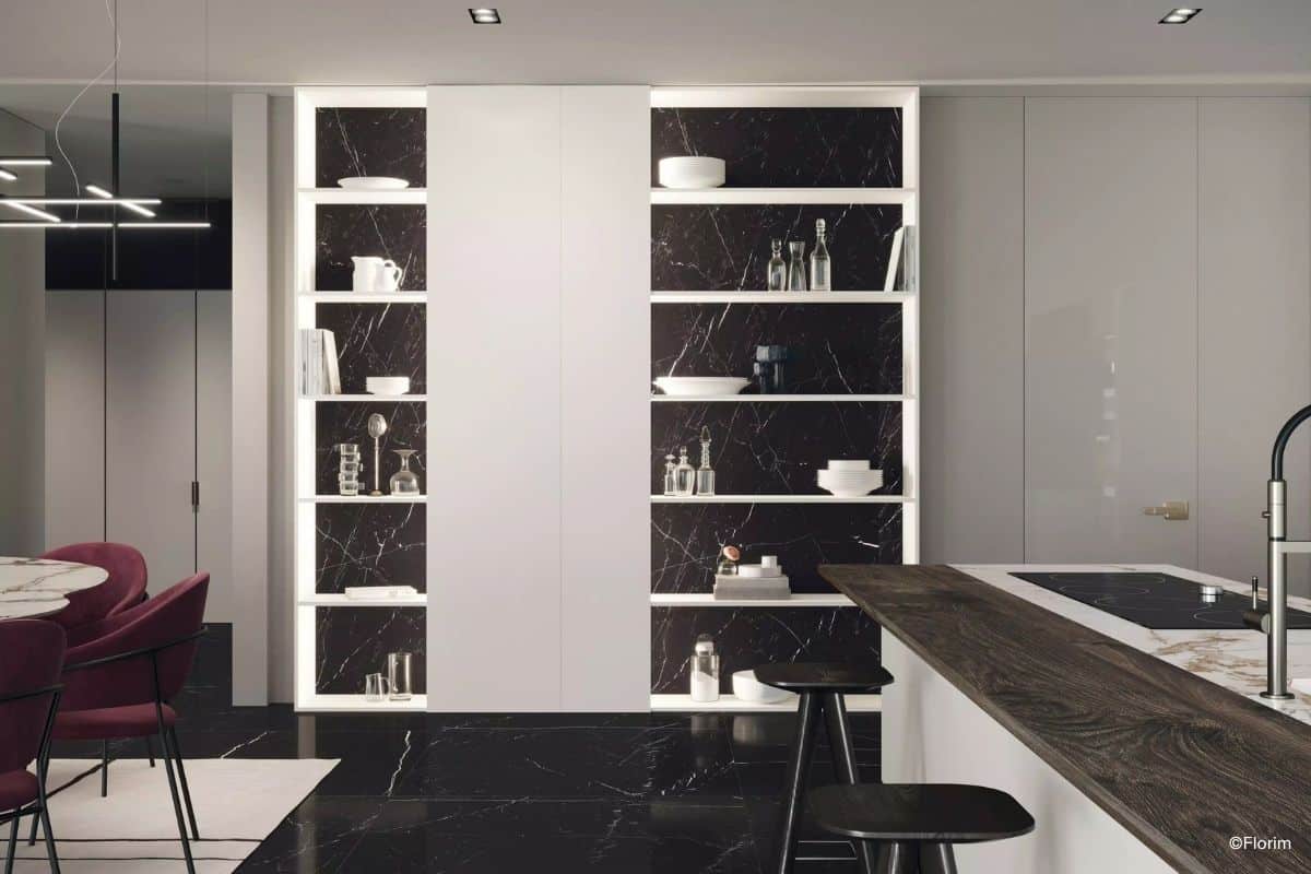 Wohnbereich mit offener K&uuml;che und Essbereich mit dunklen Marmoroptik-Fliesen der Kollektion Marble Marquinia der Marke Florim