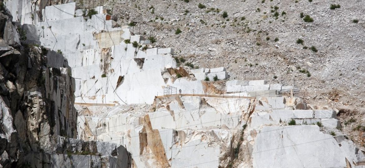 Steinbruch, in dem heller italienischer Marmor abgebaut wird