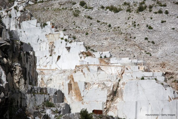 Steinbruch, in dem heller italienischer Marmor abgebaut wird