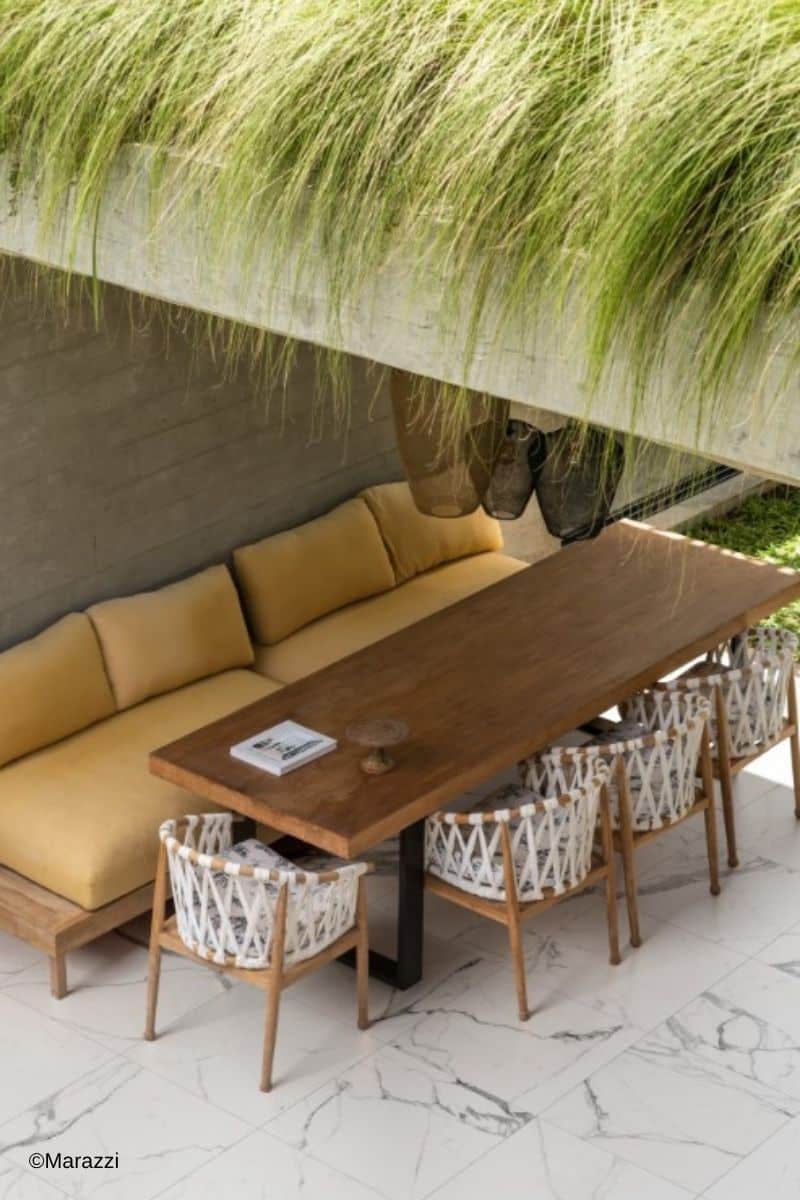 &Uuml;berdachter Outdoor-Bereich mit Fu&szlig;boden gestaltet mit Marazzi Allmarble Statuario Fliesen