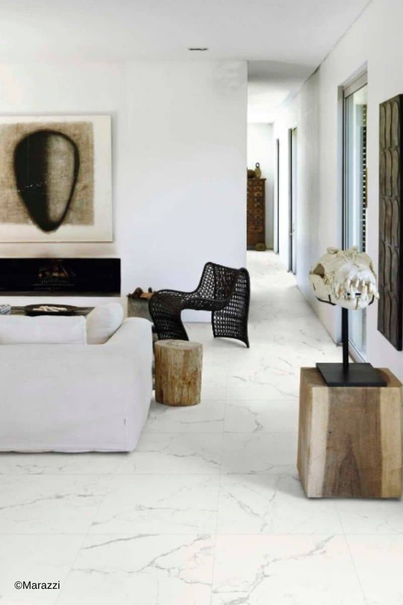 Wohnzimmer gestaltet mit Marazzi Marbleplay Statuarietto Fliesen