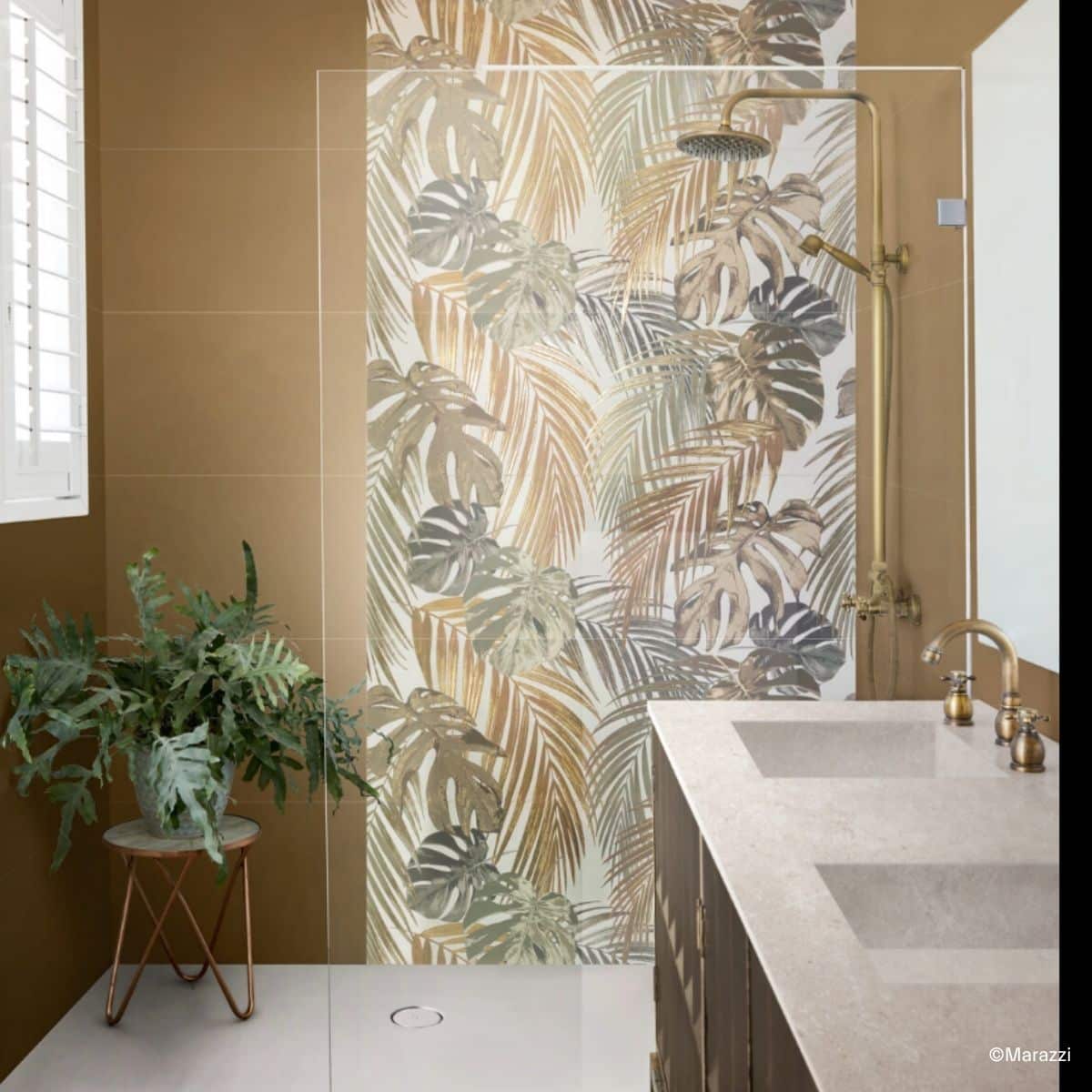 Badezimmer-Foto mit Blick auf eine Walk-in-Dusche, deren Seitenwand deckenhoch mit Marazzi Momenti Dekorfliesen gestaltet ist, die eine Akzentwand mit Farn-Motiven ergeben