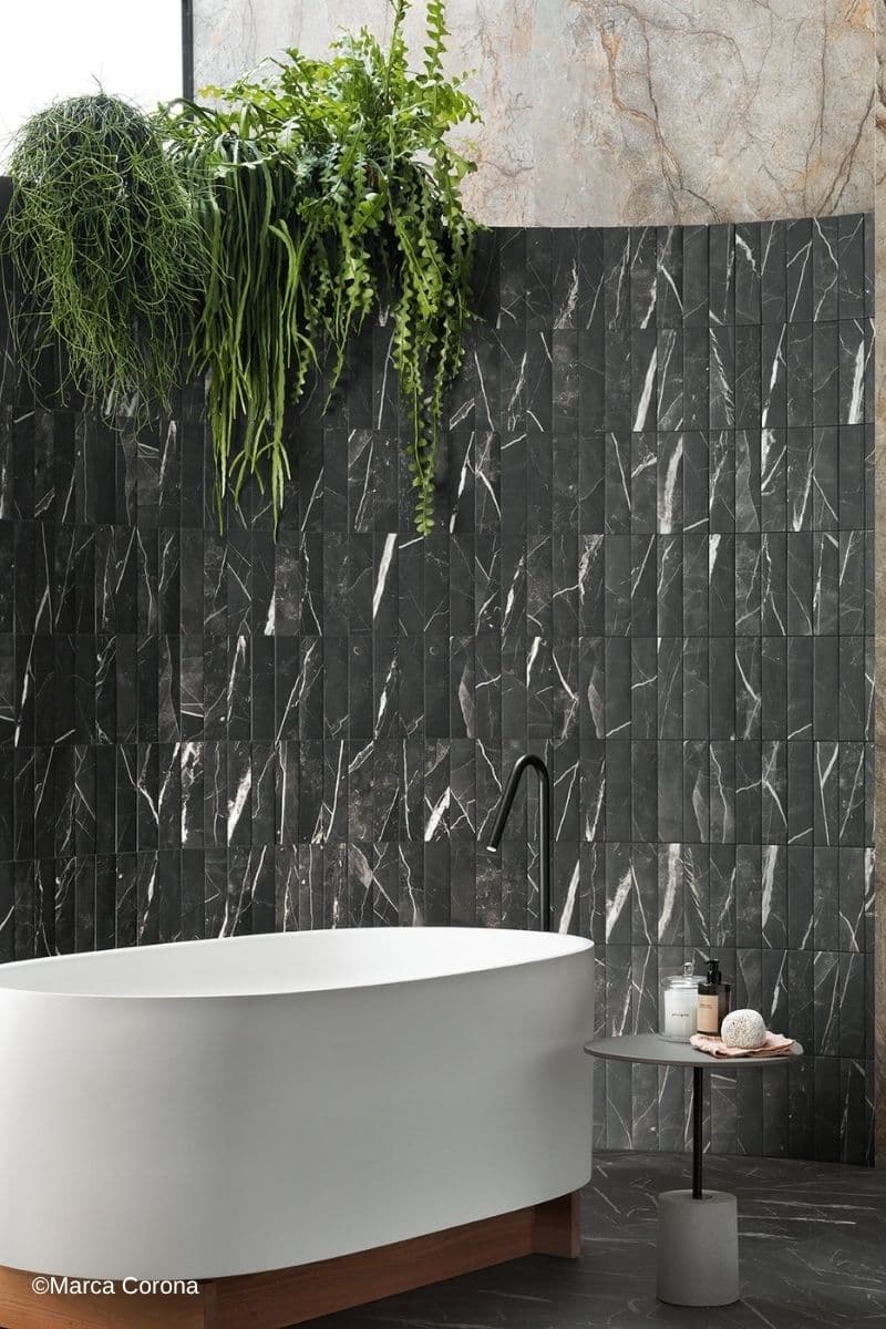 Badezimmerwand mit dunklen Marmoroptik-Fliesen der Serie Scultorea von Marca Corona