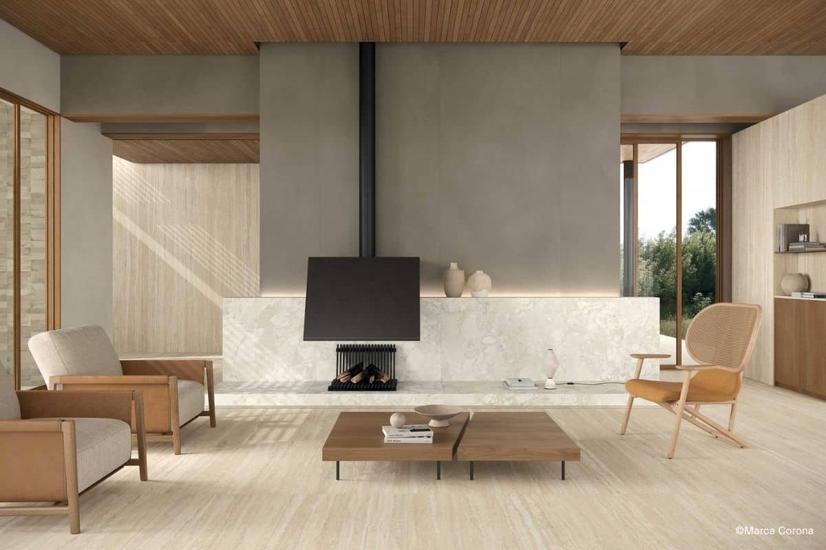 Kamin gestaltet mit hellen Marmoroptik-Fliesen der Serie Corona Scultorea Delicata von Marca Corona