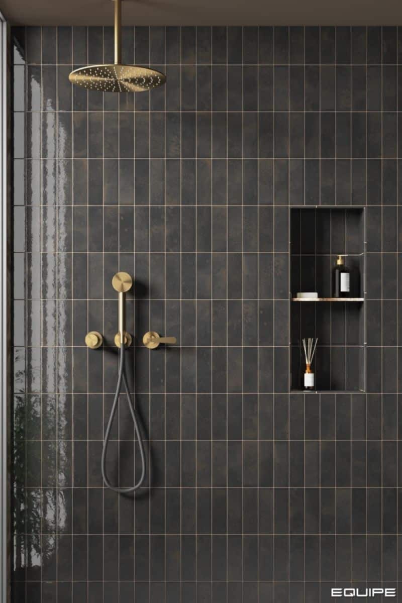 equipe-bohemian-charcoal dunkle Dusche gestaltet in den schwarzen kleinen Fliesen der Serie Bohemian (Farbe: Charcoal) von Equipe