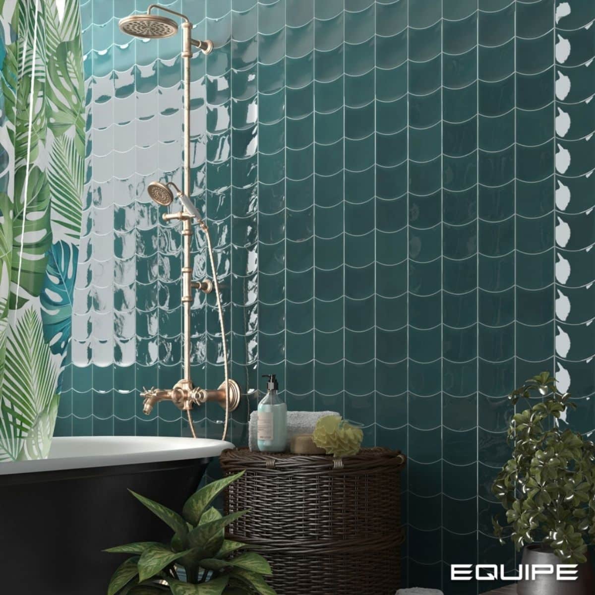 equipe-wave-teal-grassy-gloss bunte Rückwand einer freistehenden Duschwanne, gestaltet mit den wellenförmigen kleinen Fliesen der Serie Wave von Equipe (Farbe: Teal Grassy Gloss)