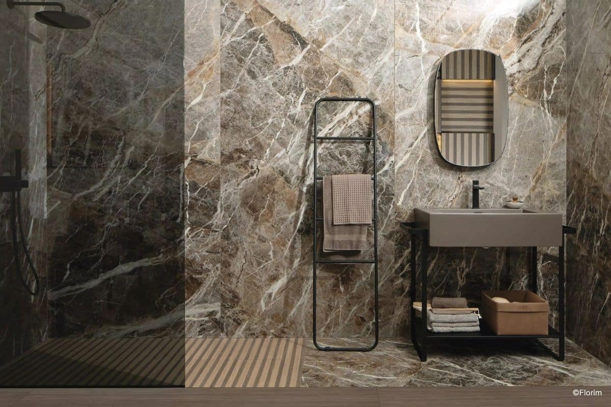 florim-nature-mood-badezimmer Badezimmer mit Wand und Boden einheitlich gestaltet in den großformatigen Natursteinoptik-Fliesen der Serie Naturen Mood von Florim (in bräunlichen Farbnuancen)