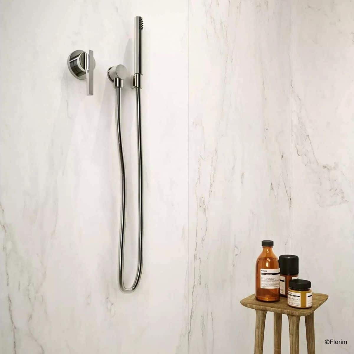 florim-stone-calacatta helle, beinahe fugenlose Dusche mit Fliesen in weißer Marmoroptik aus der Serie Stone Calacatta von Florim