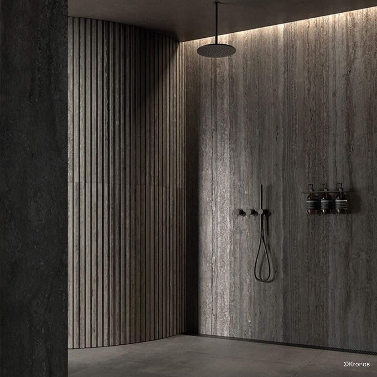 kronos-ceramiche-nativa dunkle Walk-in-Dusche gefliest mit XXL-Fliesen der Serie Nativa von Kronos Ceramiche