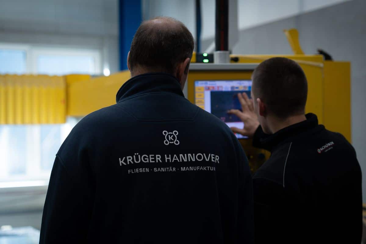 Zwei Mitarbeiter aus der Kr&uuml;ger Hannover Manufaktur bei der Arbeit