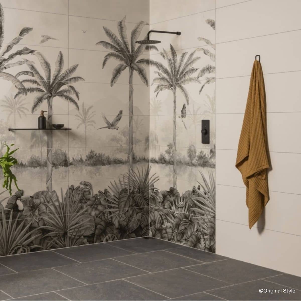 original-style-living-tropical-oasis-monochrome Dusche mit Akzentwand, die ein monochromes Duschungel-Motiv auf voller Wandhöhe zeigt (Fliesen von Original Style, Kollektion Lliving Tropical Oasis Monochrome)