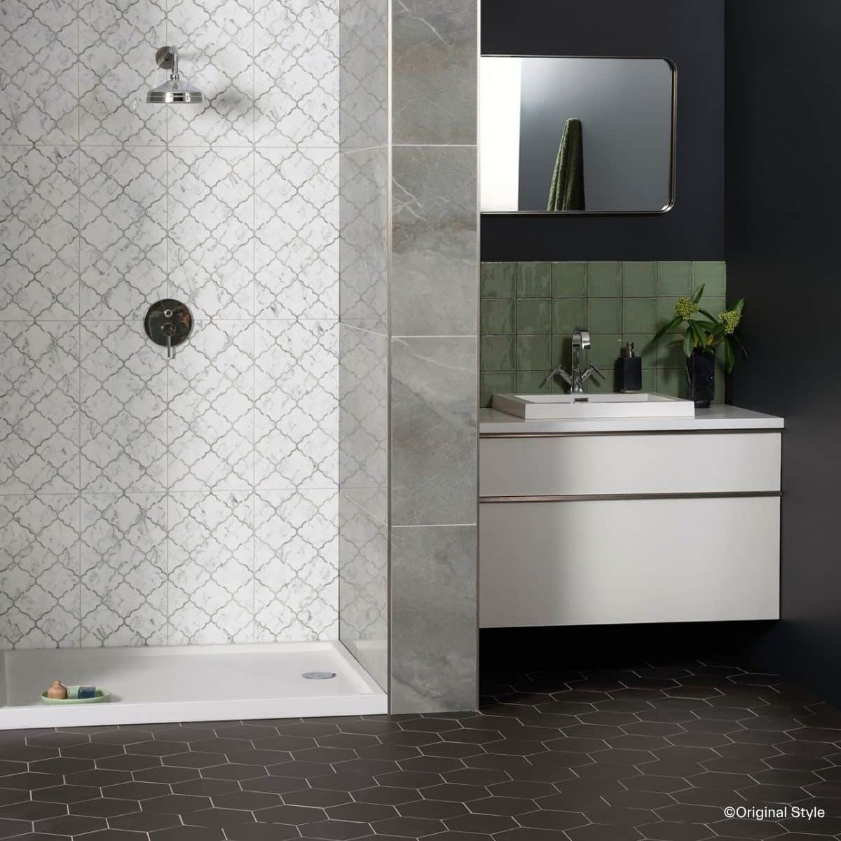 original-style-palazzo-arabo Bad mit dunklem Fliesenboden in schwarz und heller, weißer Dusche, deren Rückwand mit Fliesen der Serie Palazzo Arabo in außergewöhnlichem Format gestaltet ist (Marke: Original Style)