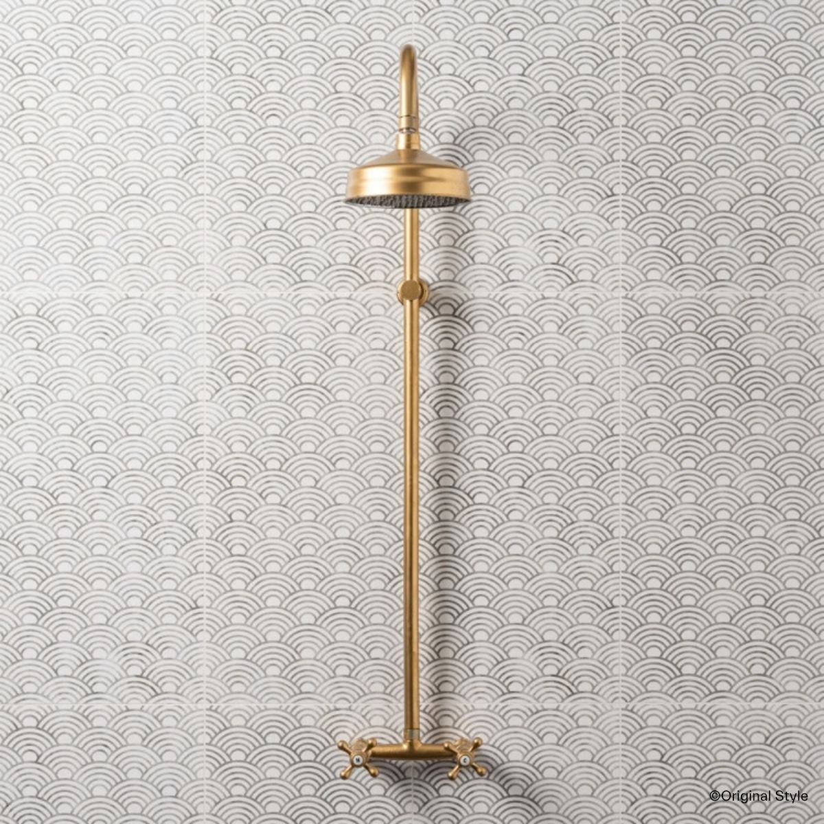 original-style-palazzo-pettina Dusche mit goldener Vintage-Armatur und gemusterten Wandfliesen mit zarten Bogenmustern aus der Serie Palazzo Pettina von Original Style
