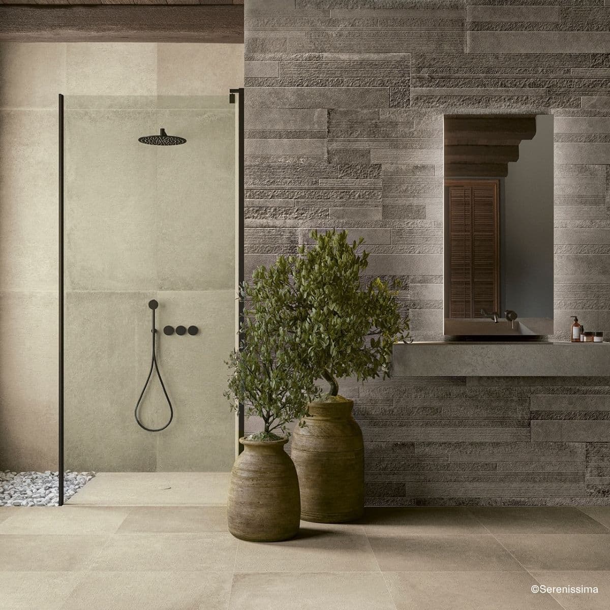 serenissima-materica-ecru Schlichte, beige Dusche, bei der Boden und Wand mit den XXL-Betonoptik-Fliesen der Serie Materica Ecru von Serenissima gestaltet sind
