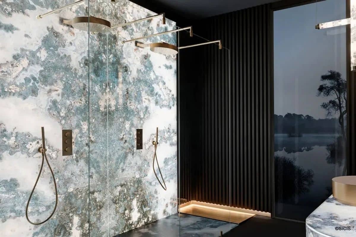 sicis-elisyan Rückwand einer luxuriösen offenen Walk-in-Dusche als beleuchtete Akzentwand gestaltet mit den XXL-Platten der Serie Elisyan von SICIS