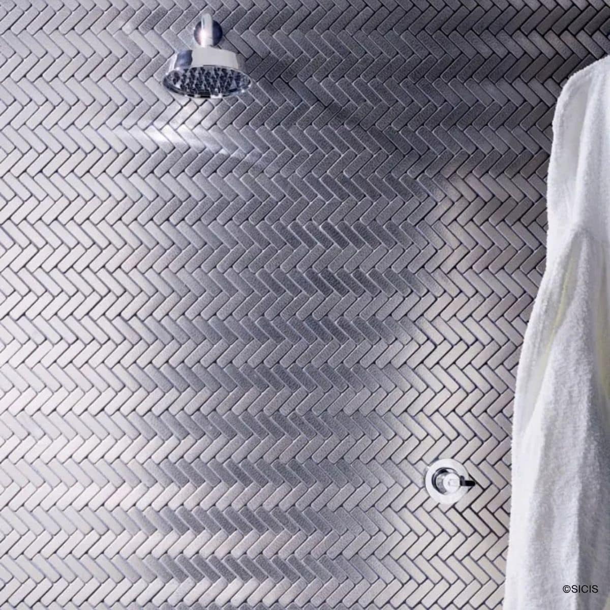 sicis-metallmosaik Dusche in silberner Metalloptik, gestaltet mithilfe der SICIS Metalloptikfliesen in Mosaikgröße