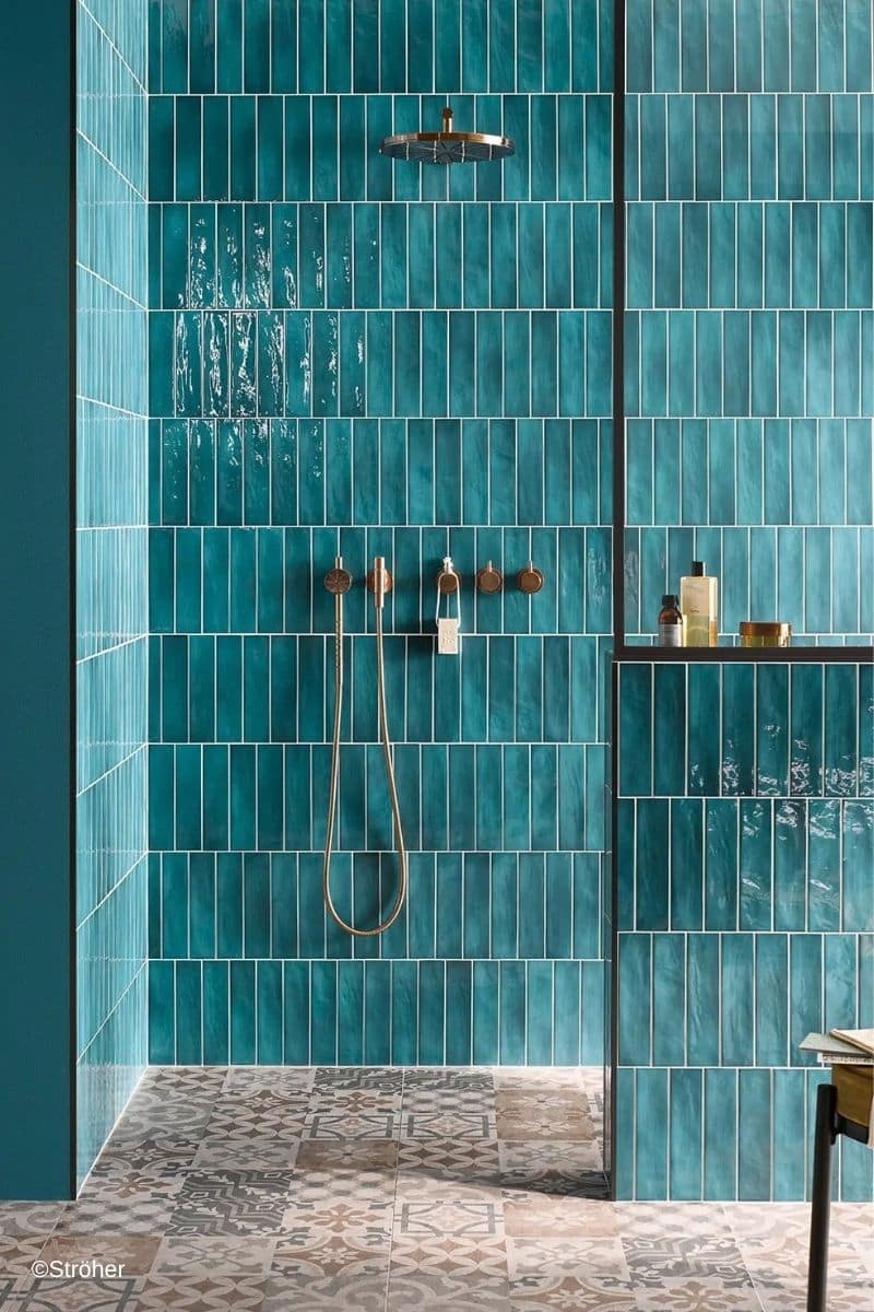stroeher-living-color-brix-retro bunte Dusche mit kleinformatigen, glänzend-türkisen Wandfliesen aus der Kollektion Living Color Brix Retro von Ströher